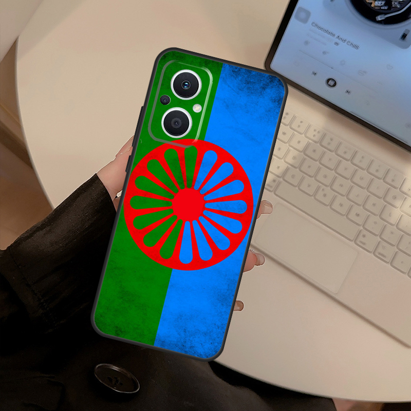 Custodia con bandiera dei Rom  - Oppo Reno 12 recensione e prezzo
